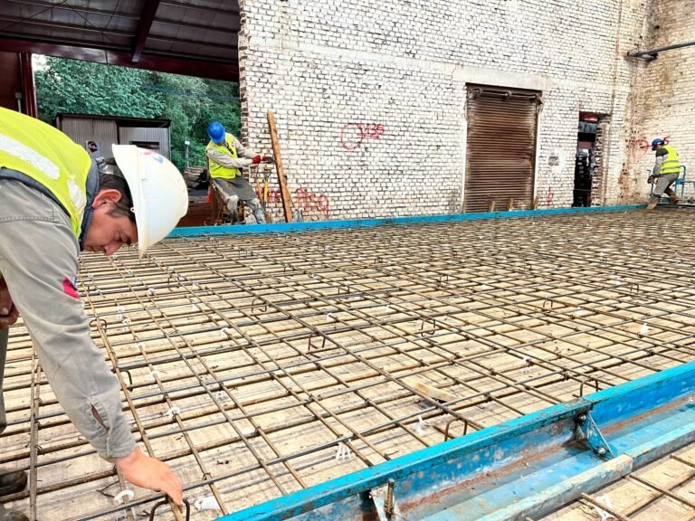 Malla de acero preparada para hormigonar un piso dentro de un establecimiento