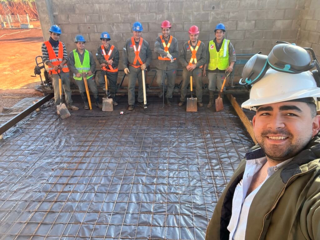 Integrantes del equipo de 444 con cascos, chalecos y herramientas en una obra