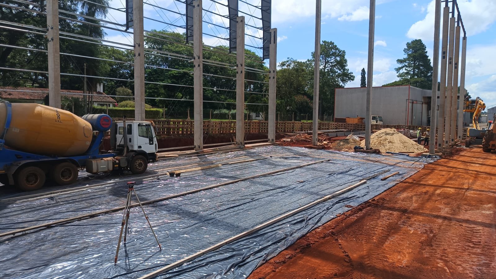 Estructura metálica y platea de hormigón en ejecución