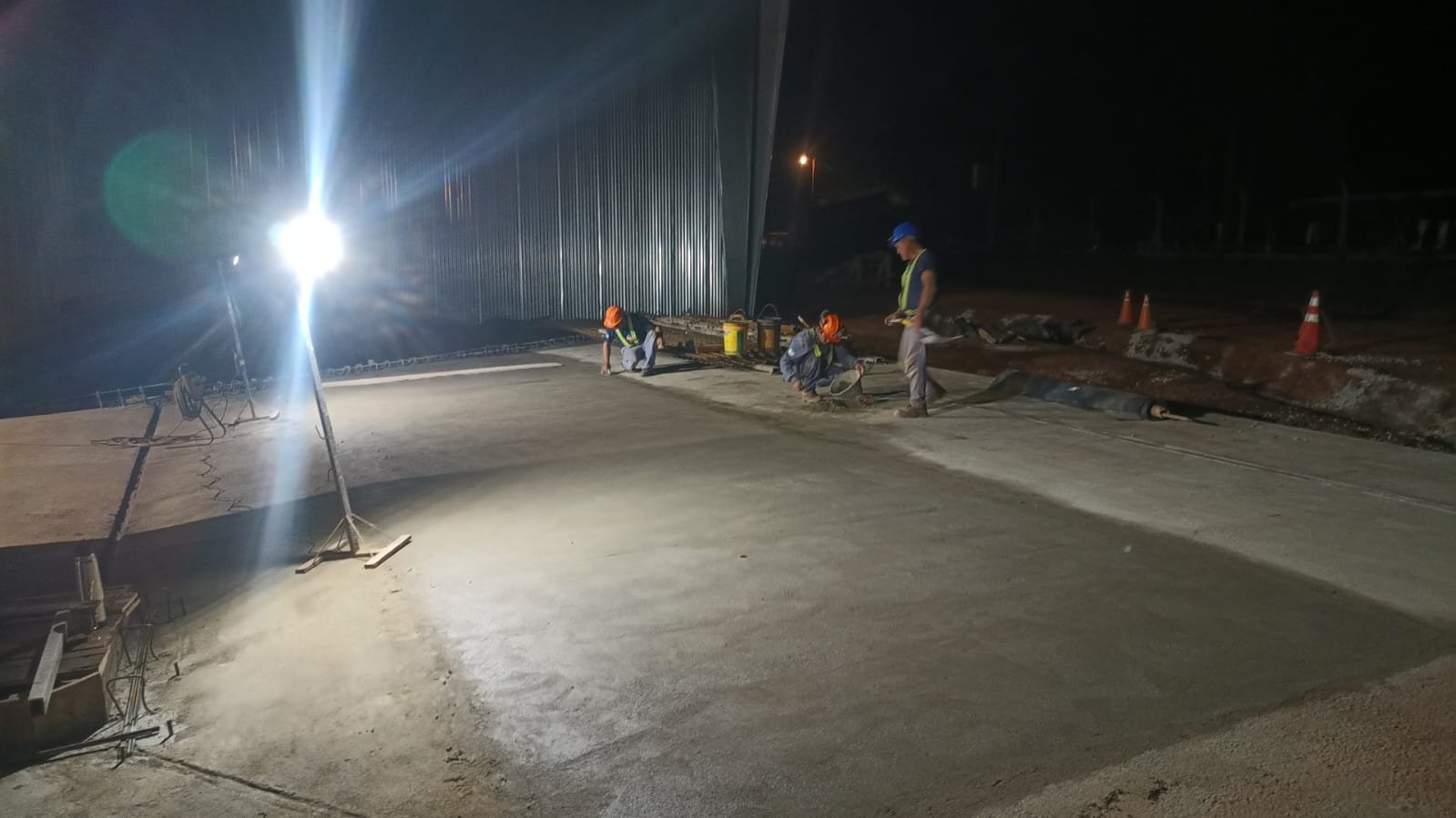 Terminación de pavimento industrial durante la noche